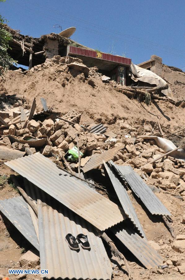 Photo taken on July 22, 2013 shows a damaged house in quake-hit Majiagou Village of Minxian County, northwest China's Gansu Province. Fifty-four deaths have so far been confirmed in the 6.6-magnitude earthquake which jolted a juncture region of Minxian County and Zhangxian County in Dingxi City Monday morning. (Xinhua/Tu Guoxi) 