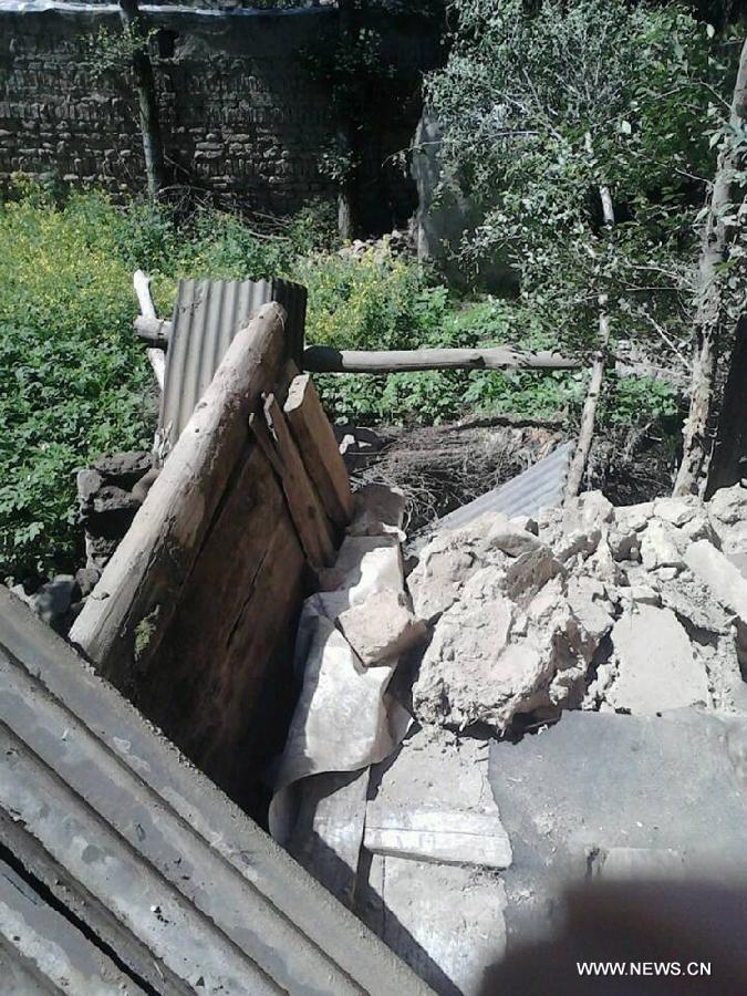 Photo taken with a mobile phone shows a damaged house in quake-hit Meichuan Town of Minxian County, northwest China's Gansu Province, July 22, 2013. At least three people were killed in the 6.6-magnitude earthquake which jolted a juncture region of Minxian County and Zhangxian County in Dingxi City Monday morning. (Xinhua/Kang Yapeng)