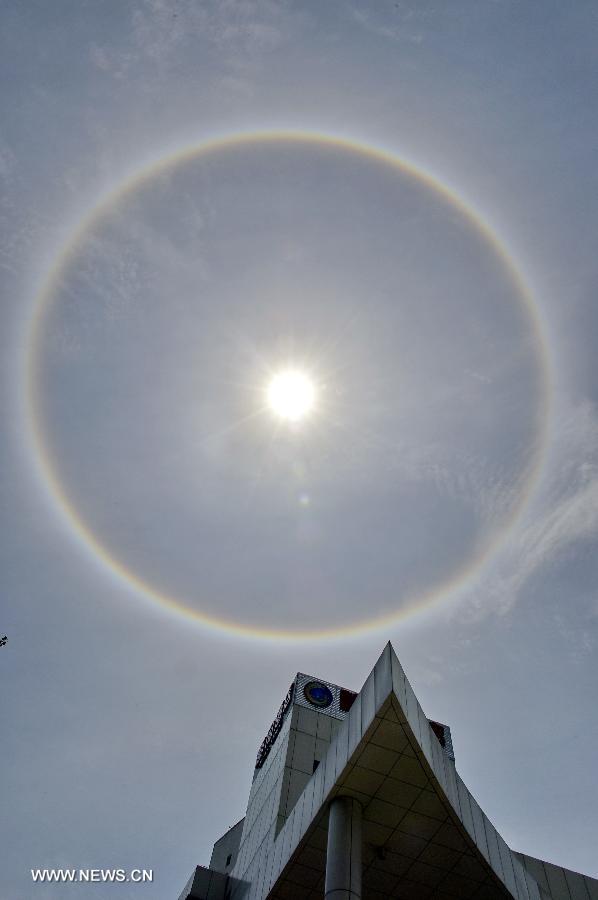 A solar halo occurs over the sky in Qinhuangdao City, north China's Hebei Province, July 22, 2013. (Xinhua/Liu Xuezhong) 
