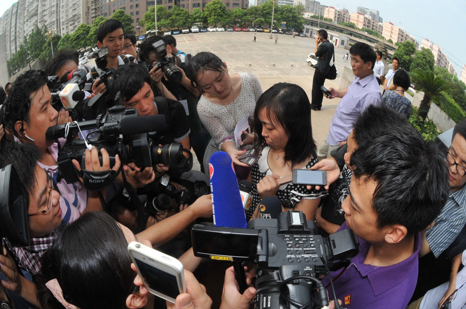 Tang Hui receives interview after the trial on July 15, 2013. A high court in central China's Hunan province has ruled in favor of a rape victim's mother who sued a local authority for putting her in a labor camp. (Xinhua/Long Hongtao)