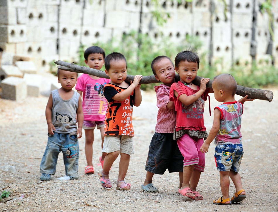 Several children play together in Dahua Yao autonomous county, south China's Guangxi Zhuang autonomous region on July, 14, 2013. (Xinhua/Huang Xiaobang) 