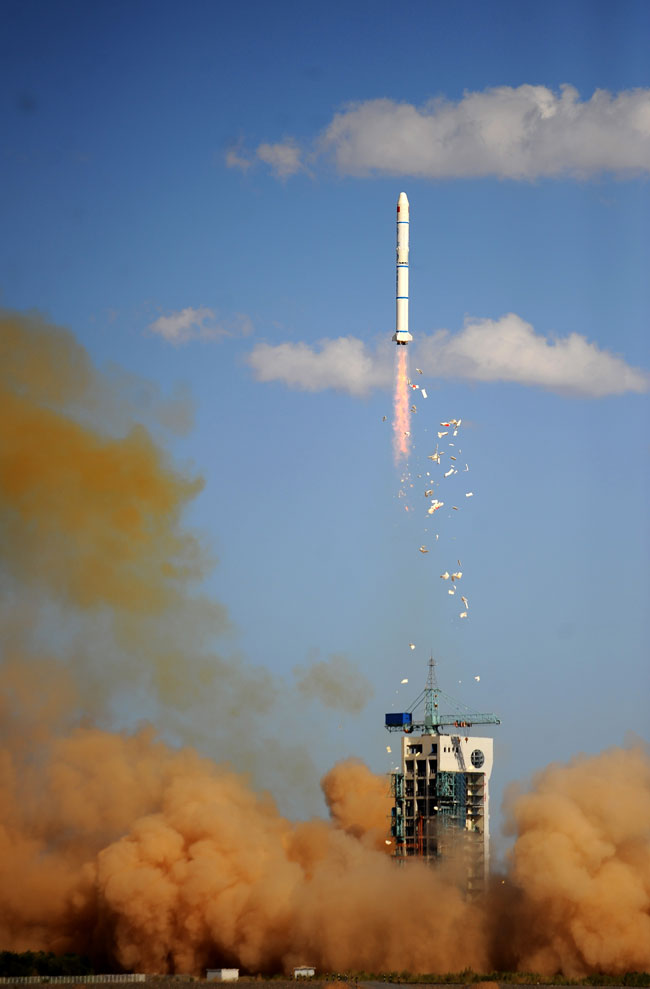 The Long March II-C carrier rocket carrying the experimental orbiter SJ-11-05 blasts off from the launch pad at the Jiuquan Satellite Launch Center in Jiuquan, northwest China's Gansu province, July 15, 2013. China successfully sent the experimental orbiter into space on Monday, the Jiuquan Satellite Launch Center has announced. (Xinhua/Yan Yan)