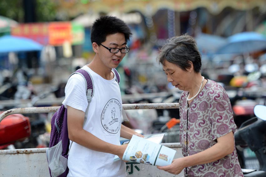 Wu Songtao distributes leaflets on July 19. (Xinhua/ Zhang Rui) 
