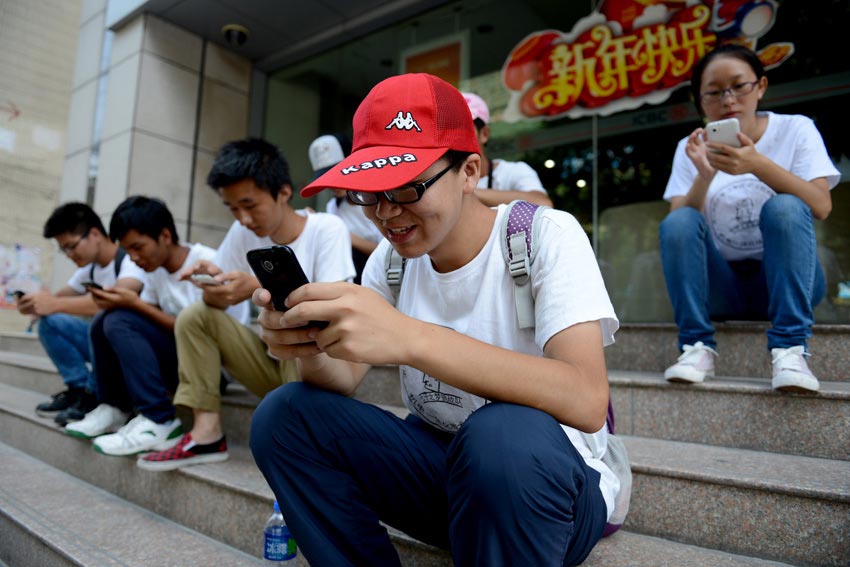 Wu Songtao (F) searches for job information through mobile app on July 18. (Xinhua/ Zhang Rui) 