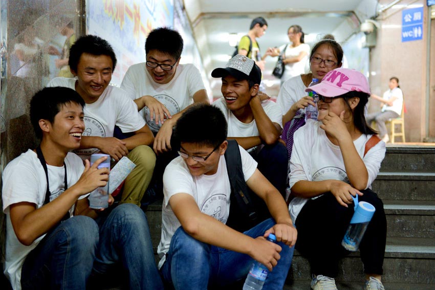 Students take rest during job hunting on July 18. (Xinhua/ Zhang Rui) 