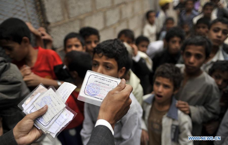 People line up to get free food from a charity organization in Sanaa, Yemen, July 22, 2013. The United Nations humanitarian envoy in Yemen appealed to the international community to provide 702 million U.S. dollars in aid of some seven million people affected by conflict and instability in Yemen. (Xinhua/Mohammed Mohammed) 