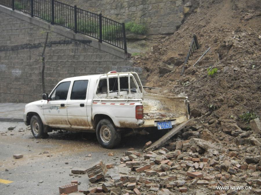 Photo taken on July 22, 2013 shows a mudslide in Yan'an City, northwest China's Shaanxi Province. Houses and roads collapsed, water level of river rose significantly over the past days due to continuous rainfalls in the region. (Xinhua/Gao Wangqing)