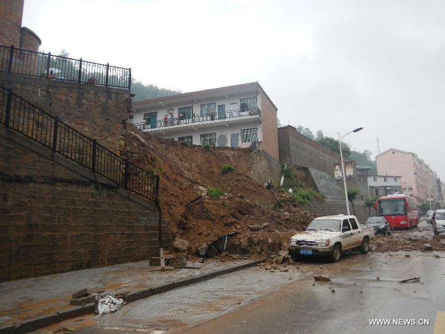 Photo taken on July 22, 2013 shows a mudslide in Yan'an City, northwest China's Shaanxi Province. Houses and roads collapsed, water level of river rose significantly over the past days due to continuous rainfalls in the region. (Xinhua/Gao Wangqing) 