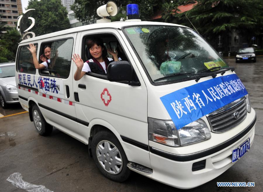 Photo taken on July 22, 2013 shows members of a medical team heading for the quake-stricken region in the neighboring Gansu Province, in Xi'an, northwest China's Shaanxi Province. A 6.6-magnitude earthquake jolted a juncture region of Minxian County and Zhangxian County in Dingxi City of northwest China's Gansu Province Monday morning. (Xinhua/Yuan Jingzhi) 