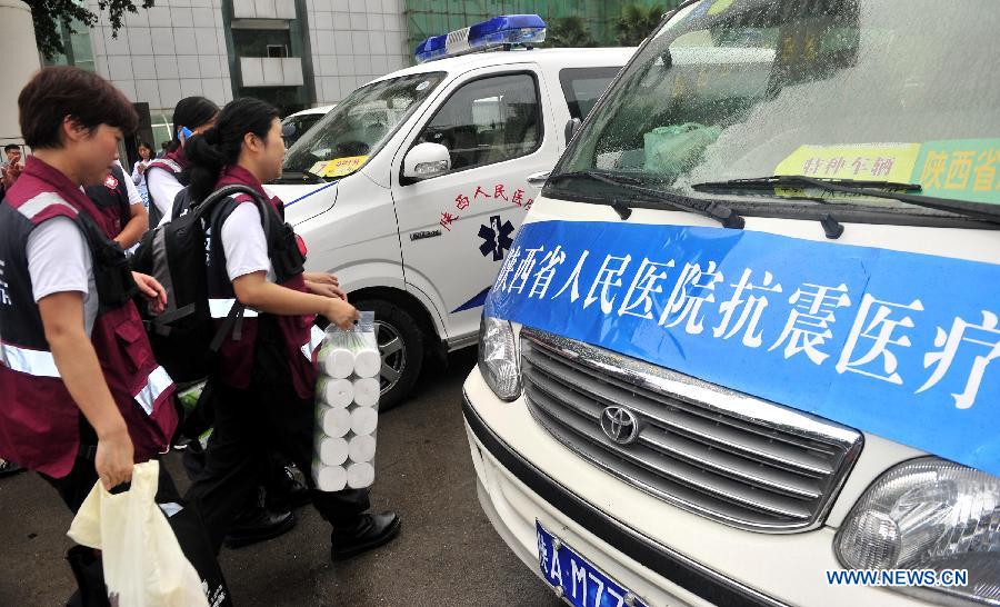 Photo taken on July 22, 2013 shows members of a medical team heading for the quake-stricken region in the neighboring Gansu Province, in Xi'an, northwest China's Shaanxi Province. A 6.6-magnitude earthquake jolted a juncture region of Minxian County and Zhangxian County in Dingxi City of northwest China's Gansu Province Monday morning. (Xinhua/Yuan Jingzhi)