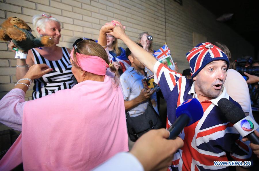 People cerebrate the birth of Prince William and his wife Catherine's baby boy in front of St Mary's Hospital in London, on July 22, 2013. Britain's Duchess of Cambridge Kate gave birth to a boy on Monday afternoon. (Xinhua/Yin Gang)