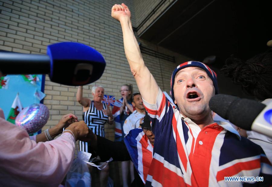 People cerebrate the birth of Prince William and his wife Catherine's baby boy in front of St Mary's Hospital in London, on July 22, 2013. Britain's Duchess of Cambridge Kate gave birth to a boy on Monday afternoon. (Xinhua/Yin Gang)