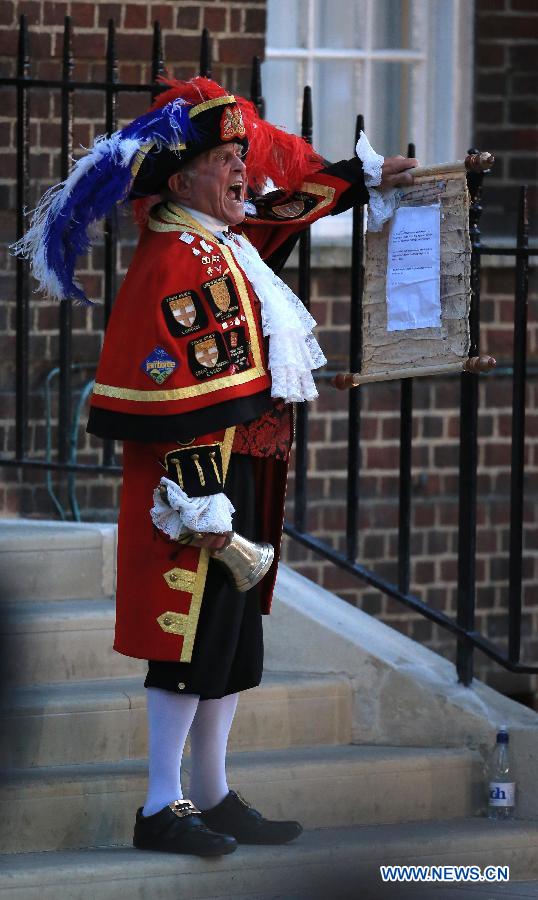 A Town Crier announces the birth of Prince William and his wife Catherine's baby boy in front of St Mary's Hospital in London, on July 22, 2013. Britain's Duchess of Cambridge Kate gave birth to a boy on Monday afternoon. (Xinhua/Yin Gang)