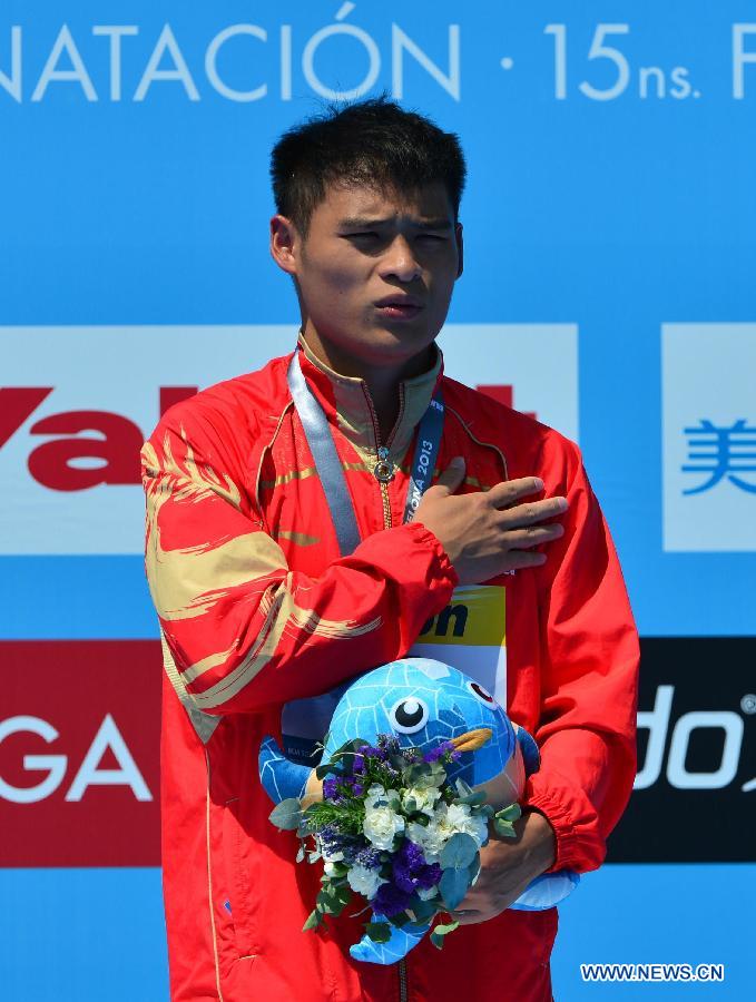 Gold medallist China's Li Shixin celebrates during the awarding ceremony for the men's 1m springboard in the World Swimming Championships in Barcelona, Spain, on July 22, 2013. Li won the gold with 460.95 points. (Xinhua/Guo Yong) 