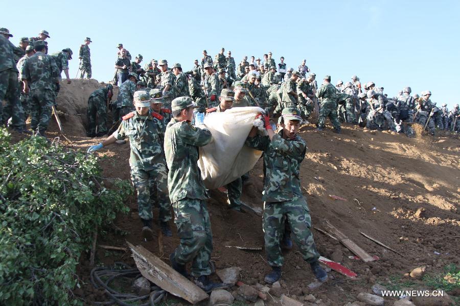 Rescuers work at quake-hit Yongguang Village of Minxian County, northwest China's Gansu Province, July 22, 2013. The death toll has climbed to 89 in the 6.6-magnitude earthquake which jolted a juncture region of Minxian County and Zhangxian County in Dingxi City Monday morning. (Xinhua/Fan Yongqiang)