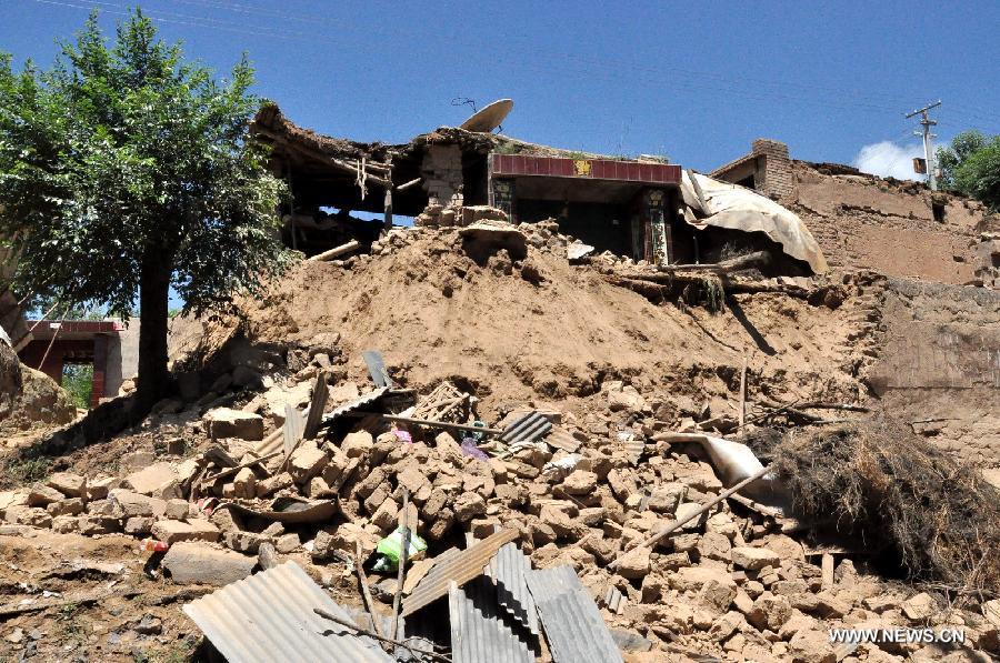 Houses are damaged at quake-hit Majiagou Village of Minxian County, northwest China's Gansu Province, July 22, 2013. The death toll has climbed to 89 in the 6.6-magnitude earthquake which jolted a juncture region of Minxian County and Zhangxian County in Dingxi City Monday morning. (Xinhua/Huang Wenxin) 