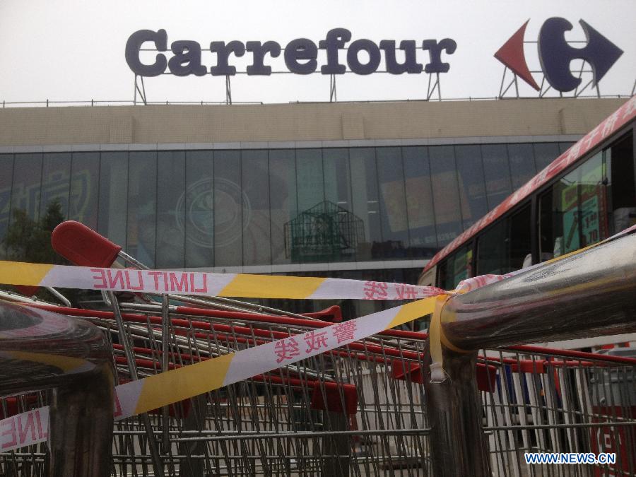 A Carrefour store is cordoned off after a knife attack occurred in Beijing, capital of China, July 22, 2013. A knife-wielding man allegedly injured four people, including two children, on Monday in the Carrefour store. (Xinhua/Jin Liwang)