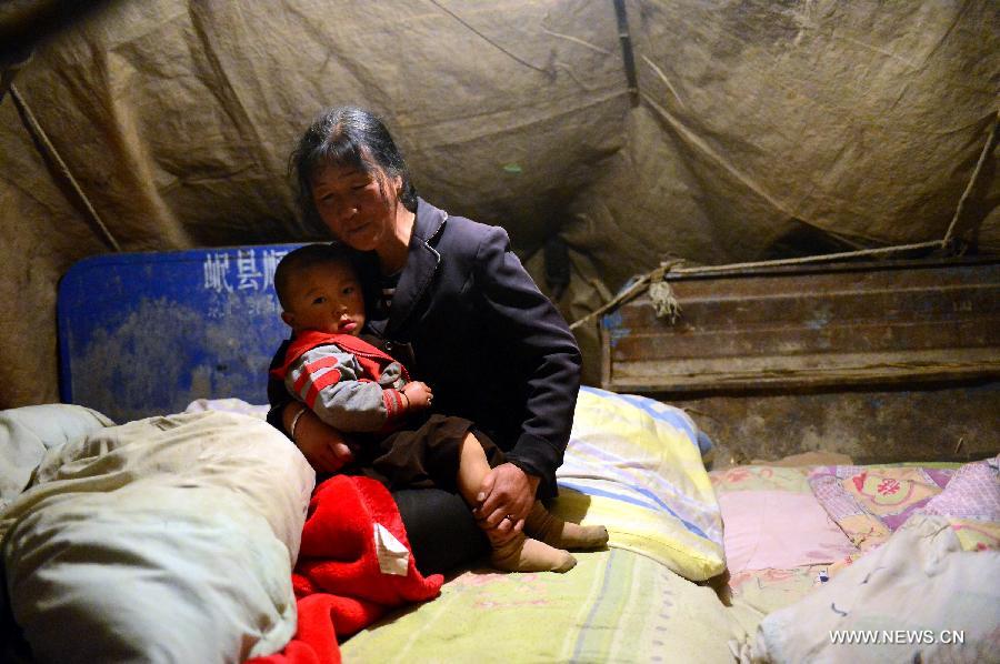 Villagers rest in a tent at quake-hit Hetuo Village of Minxian County, northwest China's Gansu Province, July 22, 2013. The death toll has climbed to 89 in the 6.6-magnitude earthquake which jolted a juncture region of Minxian County and Zhangxian County in Dingxi City Monday morning. (Xinhua/Zhang Meng)