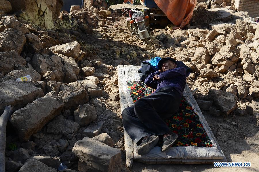 Villager Zhu Xuemin lies on THE ruins of his house damaged in a quake in Majiagou Village, Meichuan Town, Minxian County, northwest China's Gansu Province, July 22, 2013. A 6.6-magnitude quake jolted the border of Minxian and Zhangxian counties in Gansu at 7:45 a.m. on Monday. (Xinhua/Jin Liangkuai)