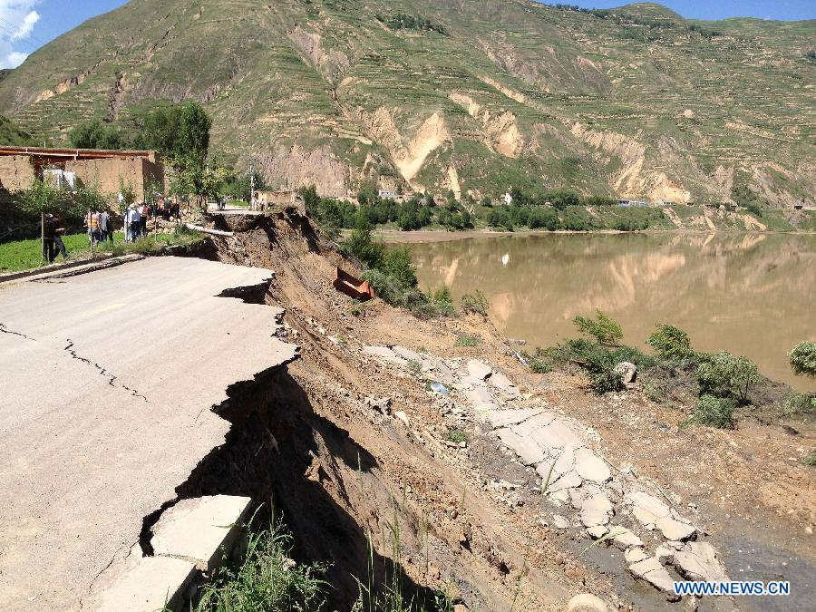 Photo taken on July 22, 2013 shows a collapsed road in Minxian County, northwest China's Gansu Province, after a 6.6-magnitude earthquake jolted the province. (Xinhua/Hou Zhiliang)