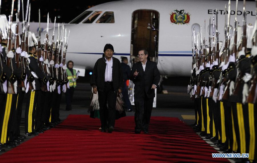 Bolivia's President Evo Morales (L) and Ecuador's Chancellor Ricardo Patino (R) review the honor guard as Evo Morales arrives at Mariscal Sucre International Airport, in Quito, capital of Ecuador, on July 22, 2013. Evo Morales was on an official visit to Ecuador. (Xinhua/Santiago Armas)