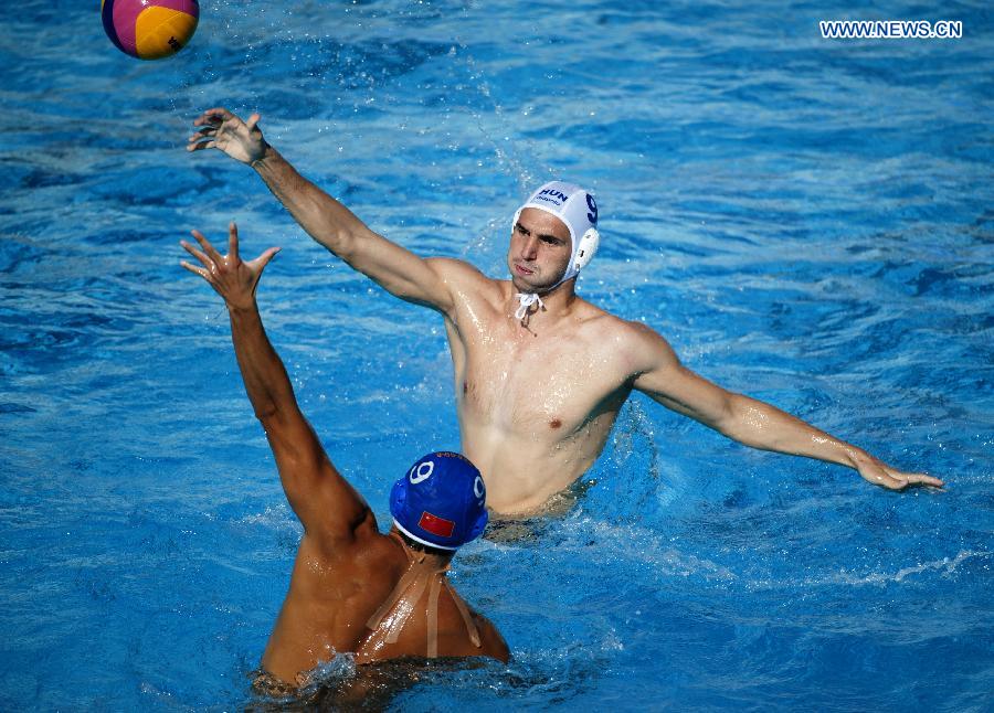 Hungary's Daniel Varga (Top) competes during the preliminary round match of man's water polo competition against China in Barcelona, Spain, on July 22, 2013. Hungary won 13-5. (Xinhua/Xie Haining)