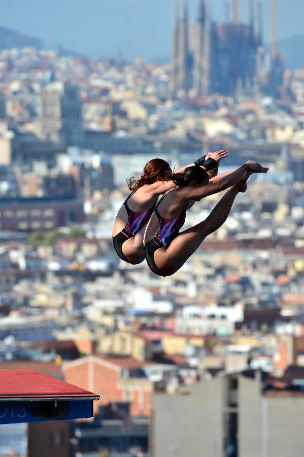 Malaysia's Pamg Pandelela Rinong (R) and Leong Mun Yee compete during the women's 10m synchro platform final of the 15th FINA World Championships in Barcelona, Spain, on July 22, 2013. Pamg Pandelela Rinong and Leong Mun Yee took the bronze with a total score of 331.14 points. (Xinhua/Guo Yong)