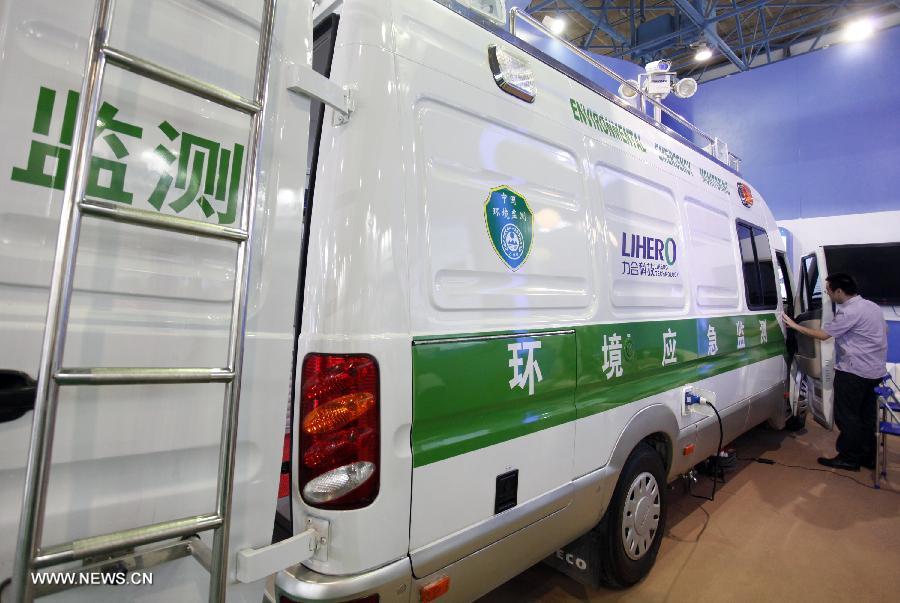 A visitor views a water monitering vehicle at the 13th China International Environment Protection Exhibition & Conference in Beijing, capital of China, July 23, 2013. The four-day exhibition kicked off on Tuesday, attracting around 500 enterprises from more than 20 countries and regions. (Xinhua/Yang Le)