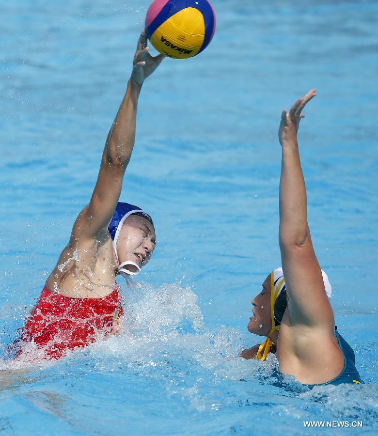 China's Zhang Cong (L) passes the ball during the Women's Waterpolo Group B Preliminary Round match between China and Australia in the 15th FINA World Championships at Palau Sant Jordi in Barcelona, Spain, on July 23, 2013. China lost 5-14. (Xinhua/Wang Lili)