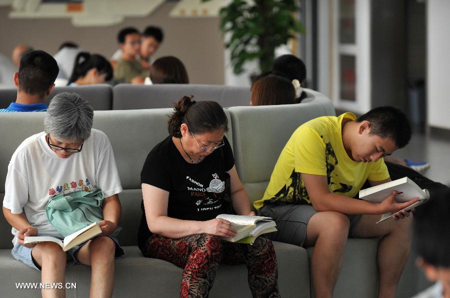 Citizens read books at the Hebei Provincial Library in Shijiazhuang, capital of north China's Hebei Province, July 23, 2013. Many citizens enjoy reading at libraries in hot summer days. (Xinhua/Zhu Xudong)