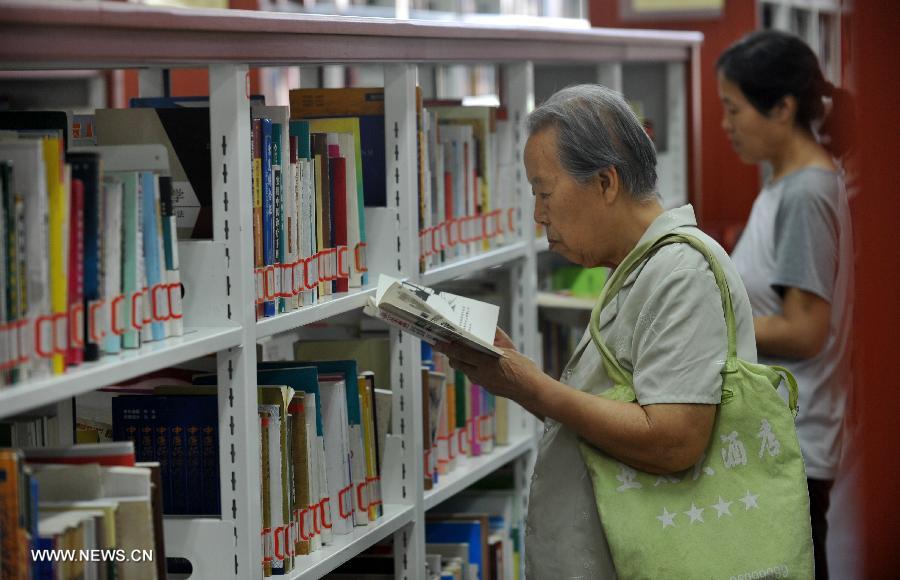 Citizens read books at the Hebei Provincial Library in Shijiazhuang, capital of north China's Hebei Province, July 23, 2013. Many citizens enjoy reading at libraries in hot summer days. (Xinhua/Zhu Xudong)