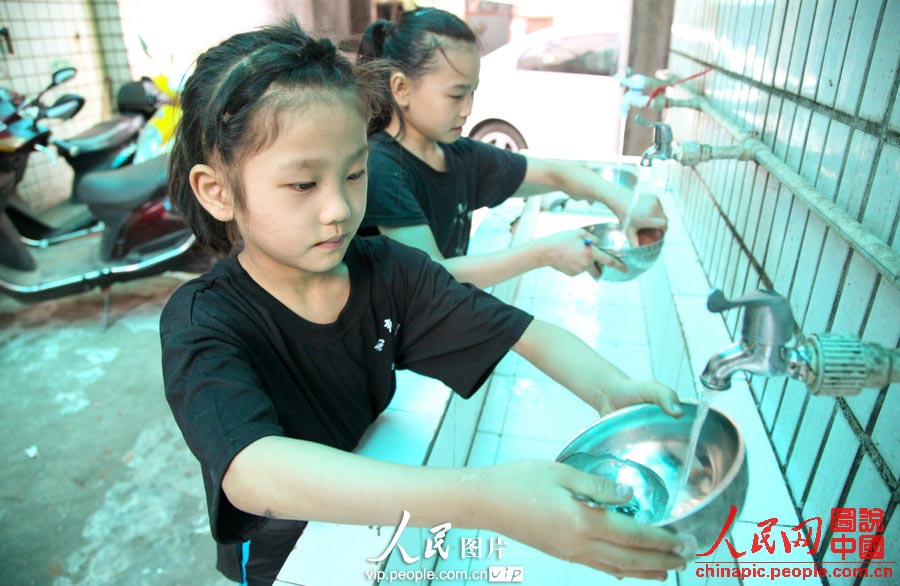 In addition to training, children have to do some daily routines within their abilities. (vip.people.com.cn/Liang Hongyuan)