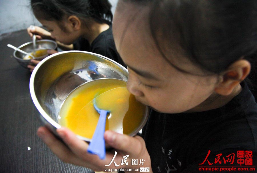At the end of the training, children are offered with a bowl of bean soup to relieve their inner heat. (vip.people.com.cn/Liang Hongyuan)