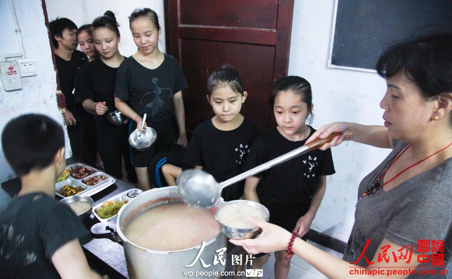 Taking into account the children physical development and training intensity, the meals of the acrobatic troupe has been specially designed by nutrition experts.  (vip.people.com.cn/Liang Hongyuan)