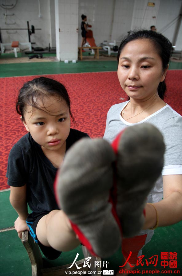Children receive acrobatic skill training under the teacher's help. (vip.people.com.cn/Liang Hongyuan)