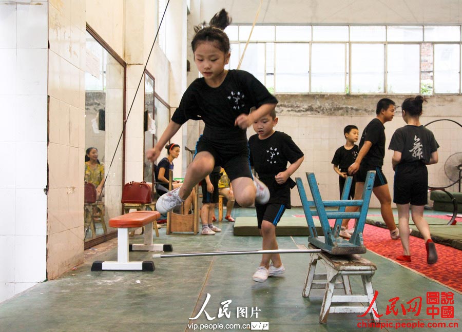 Children in the acrobatic troupe do daily trainings. (vip.people.com.cn/Liang Hongyuan)
