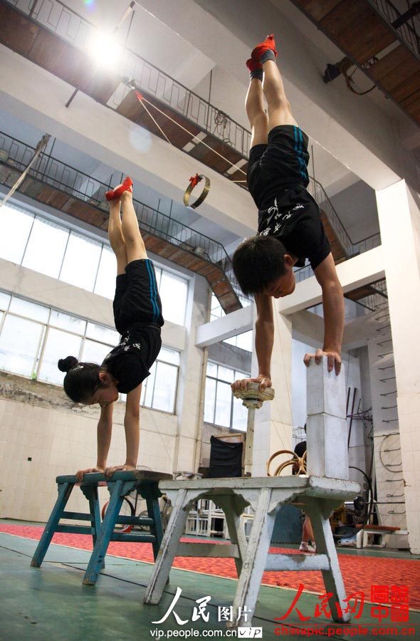 Children in the acrobatic troupe do daily trainings. (vip.people.com.cn/Liang Hongyuan)