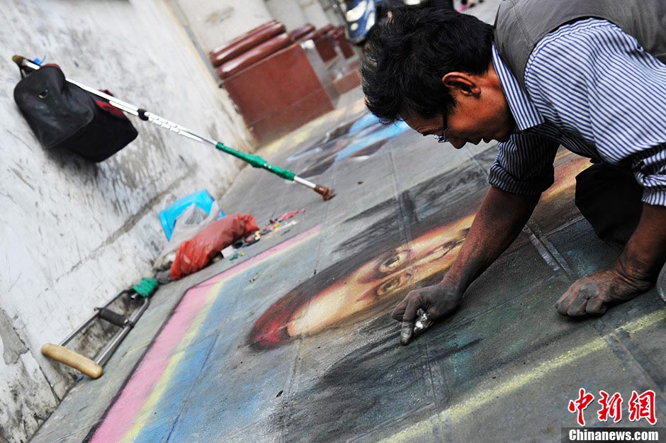 A painter who lost one leg uses chalk and carbon stick to draw “Mona Lisa” and “Avatar” on the street of Kunming, Yunnan province. Cong Guilan's left leg was amputated due to bone tumor when he was 16. Since then with love for arts and determination, he has started to learn drawing; he wishes to enter an art college for professional arts study. (CNS / Liu Ranyang)