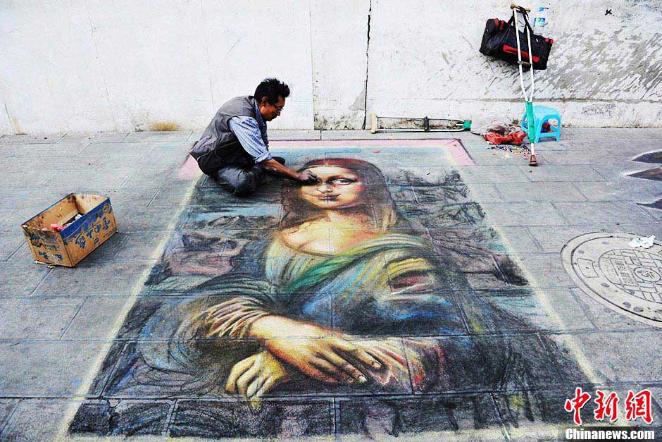 A painter who lost one leg uses chalk and carbon stick to draw “Mona Lisa” and “Avatar” on the street of Kunming, Yunnan province. Cong Guilan's left leg was amputated due to bone tumor when he was 16. Since then with love for arts and determination, he has started to learn drawing; he wishes to enter an art college for professional arts study. (CNS/ Liu Ranyang)
