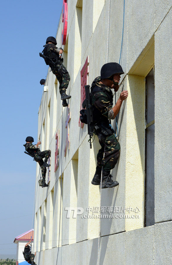 The special operation members from various military area commands of the PLA participate in the anti-terrorism and 40 kilometers orienteering parts of the land subjects of the competition on July 21, 2013. They challenged physiological limits in the complex environment, and withstood the test of live-fire contest.  (China Military Online/Li Jing)