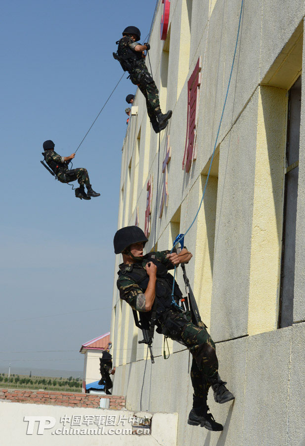 The special operation members from various military area commands of the PLA participate in the anti-terrorism and 40 kilometers orienteering parts of the land subjects of the competition on July 21, 2013. They challenged physiological limits in the complex environment, and withstood the test of live-fire contest.  (China Military Online/Li Jing)