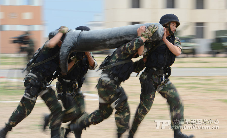 The special operation members from various military area commands of the PLA participate in the anti-terrorism and 40 kilometers orienteering parts of the land subjects of the competition on July 21, 2013. They challenged physiological limits in the complex environment, and withstood the test of live-fire contest.  (China Military Online/Li Jing)