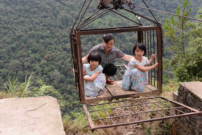 It's not your typical family outing, but there's plenty of room for mom and daughters on this ride.(Photo/Xinhua)