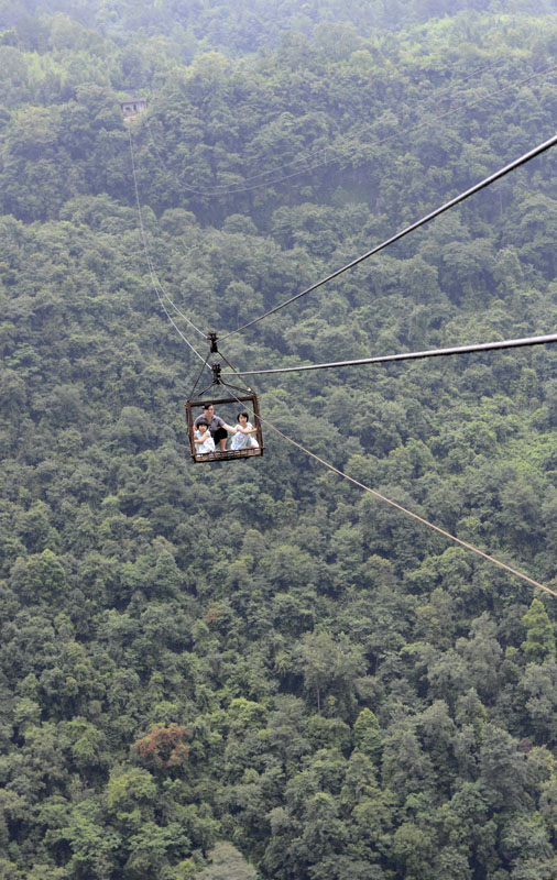 The ropeway offers its passengers a breathtaking view.(Photo/Xinhua)