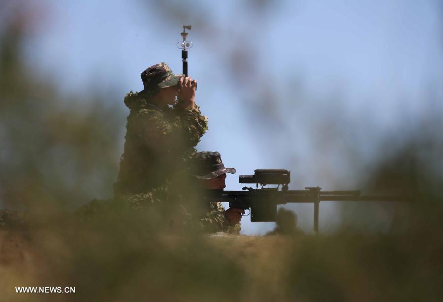 Members of China's People's Liberation Army (PLA) special forces participate in a comprehensive military contest at a PLA training base in north China's Inner Mongolia Autonomous Region, July 23, 2013. (Xinhua/Wang Jianmin)