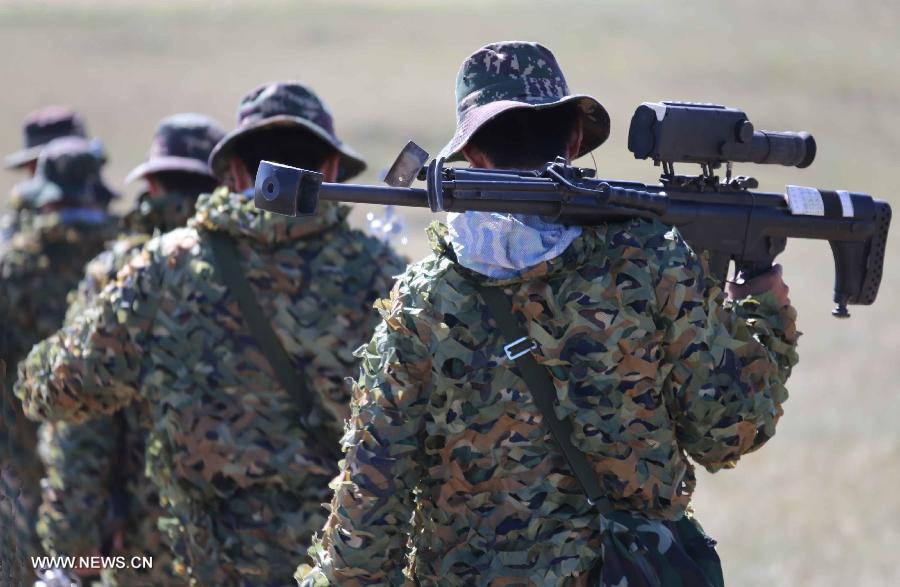 Members of China's People's Liberation Army (PLA) special forces participate in a comprehensive military contest at a PLA training base in north China's Inner Mongolia Autonomous Region, July 23, 2013. (Xinhua/Wang Jianmin)