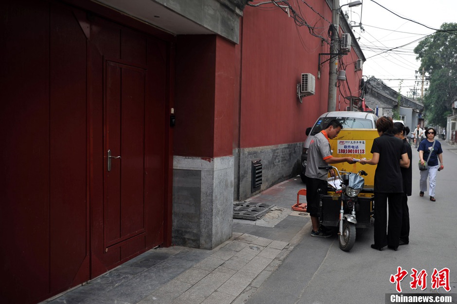 Sometimes the delivery guy will come for the deliveries. (CNS/Jin Shuo)