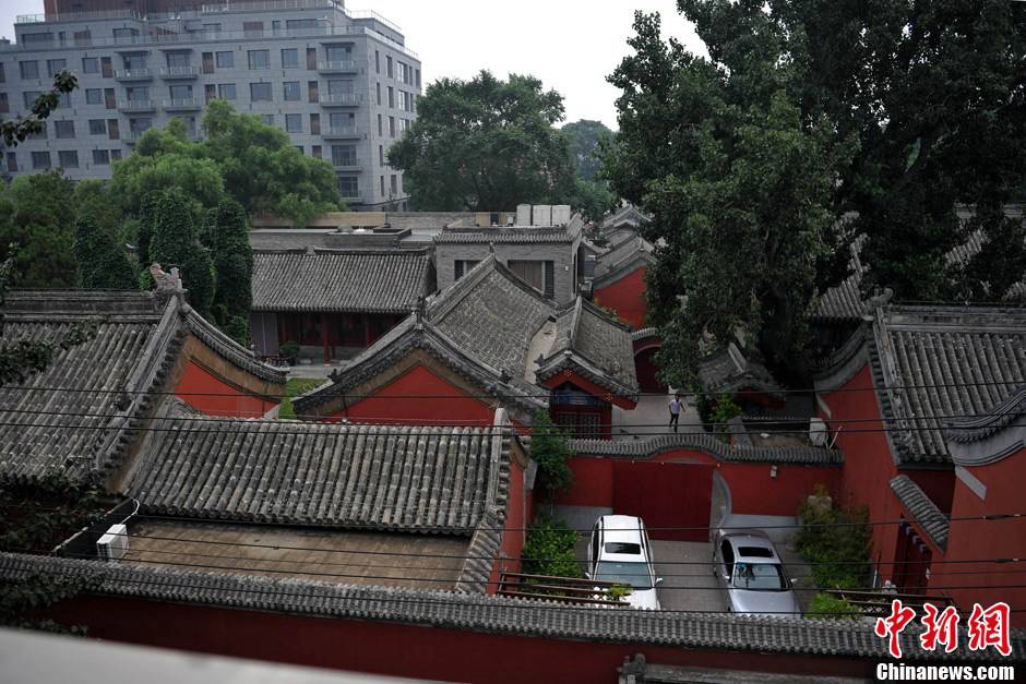 There are iron arches and promenade with lanterns on the other side of the wall in the Songzhu Temple, which makes it hard to imagine it is a temple with history of hundreds of years. (CNS/Jin Shuo)