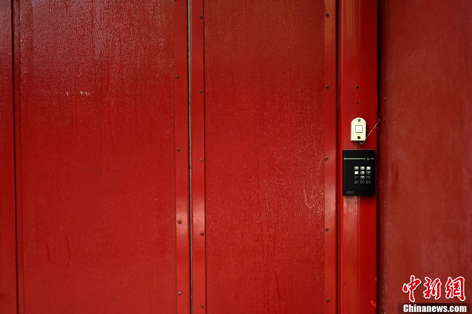 The outdoor password lock is as mysterious as the ringing bell. One can hardly get inside without password or contact person. (CNS/Jin Shuo)