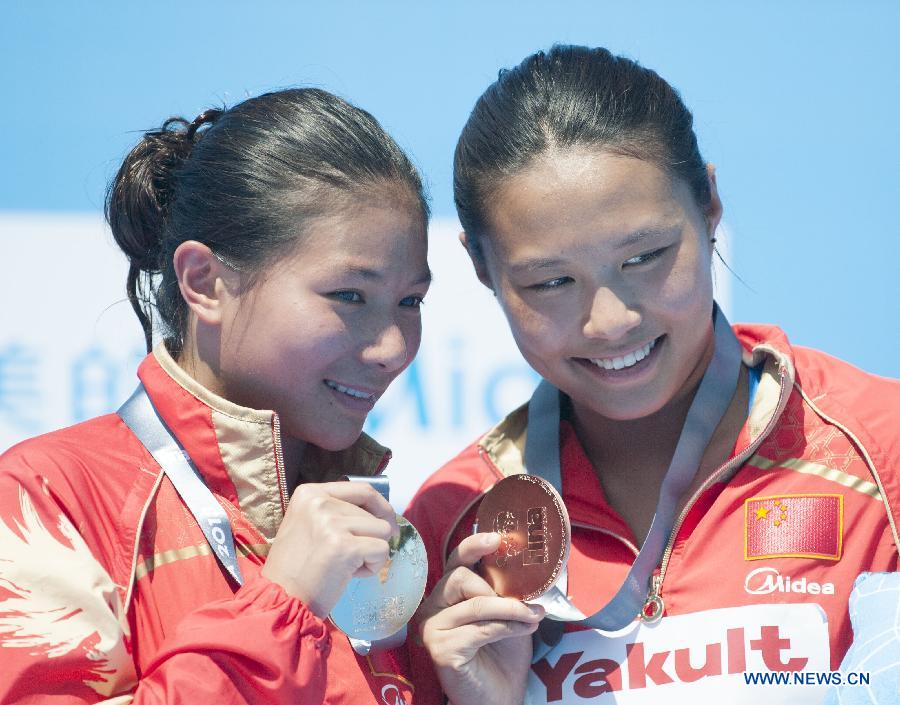 Gold medalist China's He Zi (L) and her compatriot bronze medalist Wang Han pose on the podium after the women's 1m springboard final at the 15th FINA World Championships in Barcelona, Spain on July 22, 2013. He Zi won the title with 307.10 points. (Xinhua/Xie Haining)
